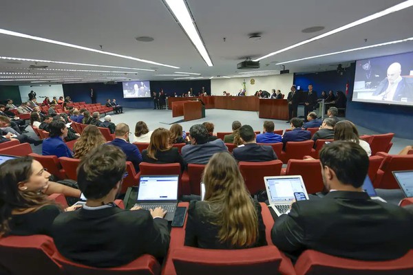 Moraes nega incluir ministro Fux em julgamento do núcleo 2