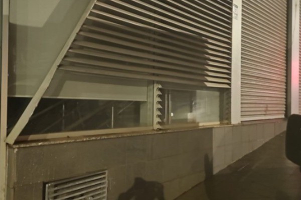 Olho Vivo flagra homem furtando peças de fachada de empresa e ele acaba preso