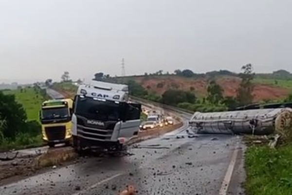 Carreta-tanque bate em mureta de concreto na saída para Lagoa Formosa e dificulta o trânsito na BR-352