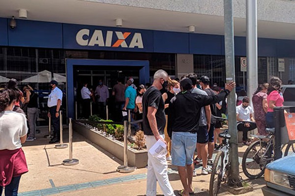 Filas gigantes continuam e cliente se desentende com bancário em Patos de Minas