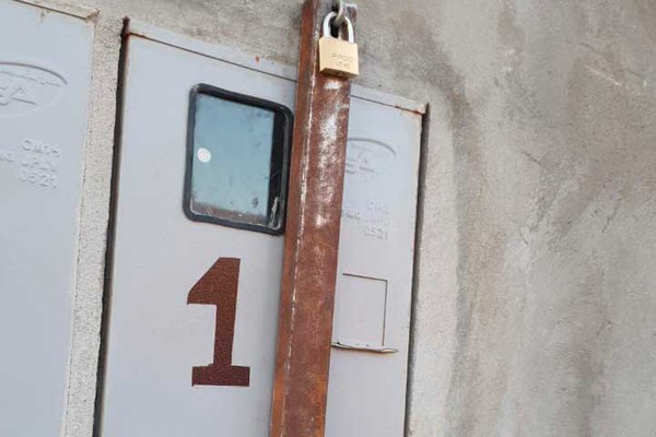 Após vários furtos, empresário instala cadeados no padrão de energia em Patos de Minas