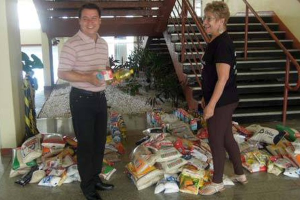 Unipam comemora resultado do Festival de Teatro e entrega alimentos arrecadados