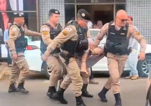 Passageiro em surto se joga na frente de veículos e precisa ser contido no Centro de Patos de Minas