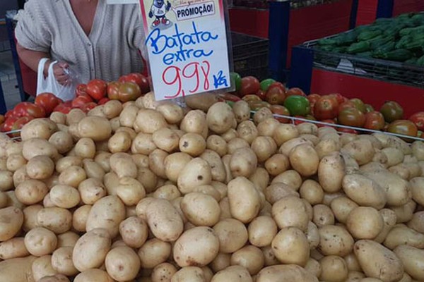 Batata já é vendida a quase R$10,00 e frutas somem das prateleiras em Patos de Minas