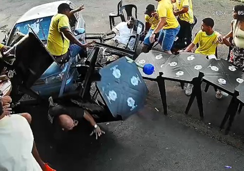 Vídeo mostra torcedores da seleção sendo atropelados por carro conduzido por adolescente em Patrocínio; veja