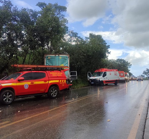 Motorista morre em acidente envolvendo caminhões e caminhonete na MG410