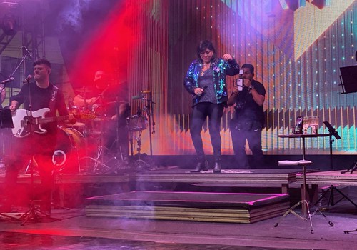 Roberta Miranda abre show na Fenapraça 2026 com  “Meu Dengo”; veja ao vivo