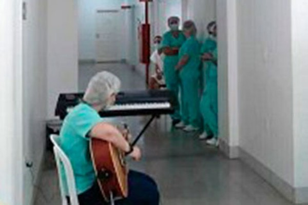 Hospital de Campanha desenvolve trabalho com música para aliviar dor de pacientes
