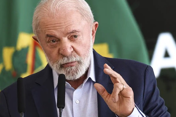Lula finaliza plano aos setores afetados por tarifaço de Trump