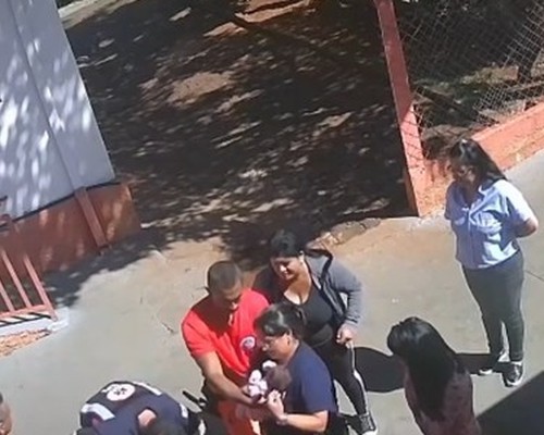 Bombeiro salva recém-nascido de 17 dias engasgado após mãe desesperada pedir ajuda, em Sacramento