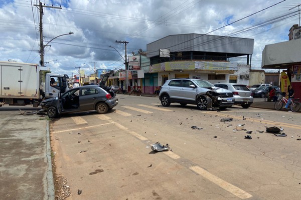 Motorista avança parada obrigatória e provoca acidente em cruzamento da avenida Brasil