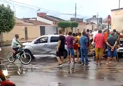 Avanço de parada obrigatória provoca acidente envolvendo três veículos em Patos de Minas