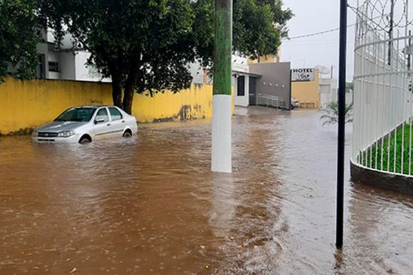 Ruas ficam alagadas em Patos de Minas e previsão indica chuva até a outra semana