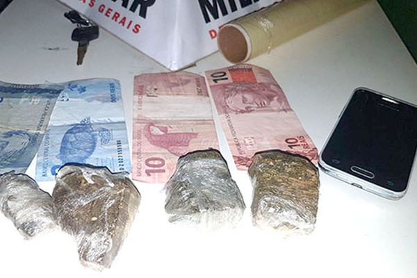 Acusado de tráfico de drogas é preso com tabletes de maconha, dinheiro e chave micha