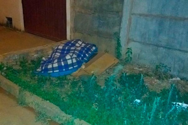 Jovem dorme no passeio de casa após ser deixado pela mãe do lado de fora em Carmo do Paranaíba