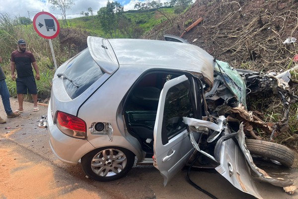 Mulher fica gravemente ferida após colisão entre carro e caminhão na MGC354, em Patos de Minas
