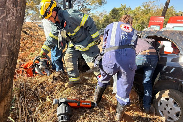 Motorista é socorrido em estado grave após perder controle do carro e bater em árvore, na LMG737