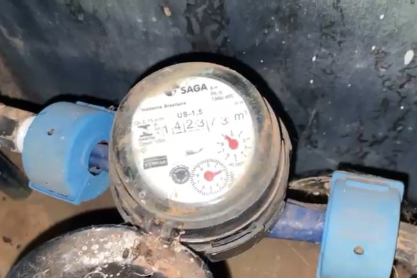 Morador mostra hidrômetro marcando consumo mesmo sem ter água em casa; veja