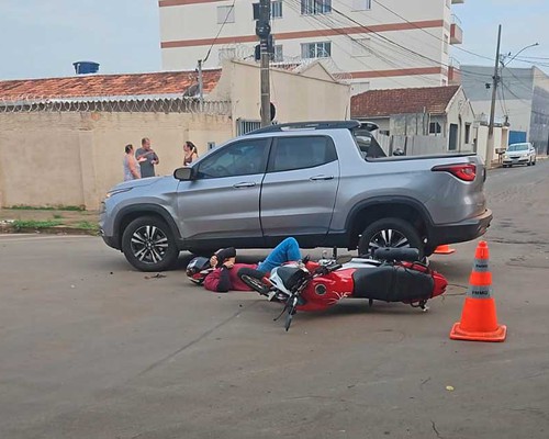 Motociclista de 24 anos fica ferido em colisão no bairro Lagoa Grande em Patos de Minas