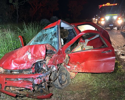 Tragédia na BR-365: Colisão frontal entre dois carros deixa quatro mortos e dois feridos em Coromandel