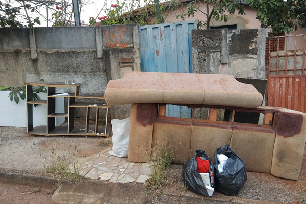 Móveis velhos deixados por vizinho em calçada atraem escorpiões e moradores denunciam