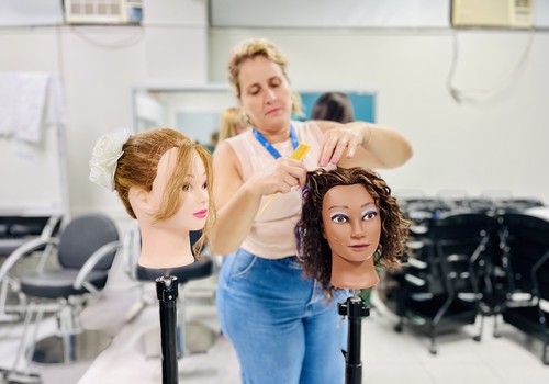 Senac Patos de Minas oferece cursos de beleza gratuitos