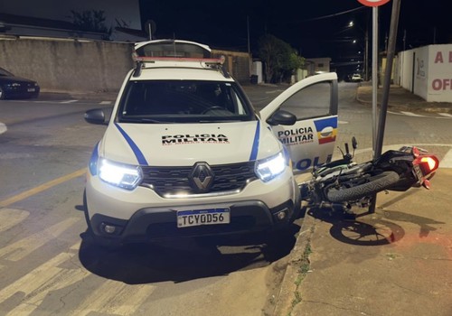 Adolescente de 17 anos tenta fugir de abordagem, bate em viatura da Polícia Militar e vai parar na Delegacia