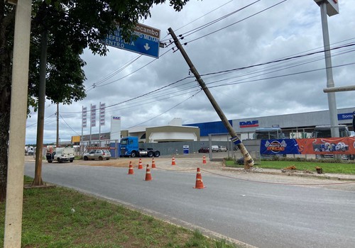 Atenção! Av. JK é interditada para substituição de poste de energia na entrada de Patos de Minas