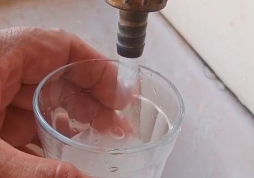 Morador recebe água esbranquiçada há vários dias em Patos de Minas