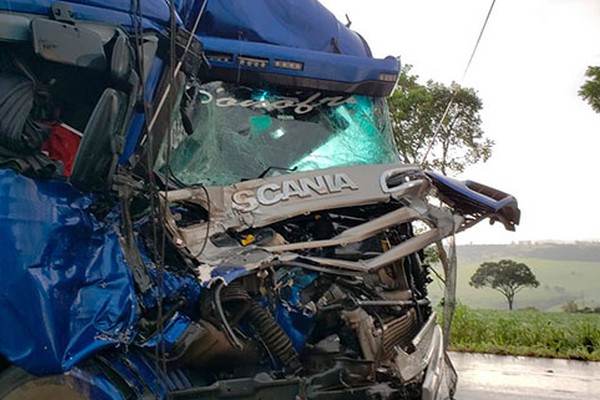 Acidente com três caminhões e uma caminhonete deixa vítimas na BR 365 em Patos de Minas