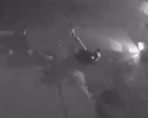 Carro atinge gravemente motociclista e foge; jovem pede ajuda da população