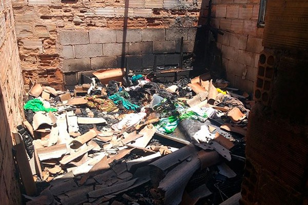 Incêndio causado por vela destrói casa em Rio Paranaíba e morador pede ajuda para reconstruir residência