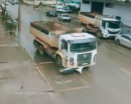 Câmera de segurança flagra caminhão arrastando motoneta que estava estacionada em Patos de Minas; veja