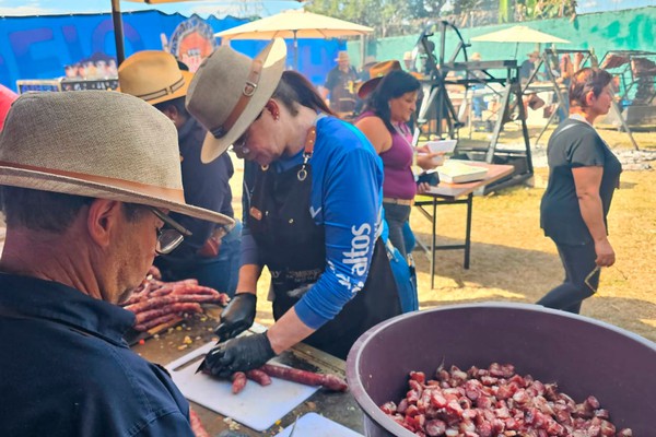 Com arroz carreteiro, tropeiro e muita carne, Queima do Alho reúne multidão na Fenaminas