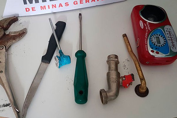 Homem e mulher são flagrados com diversas ferramentas em bairro com alto índice de furtos