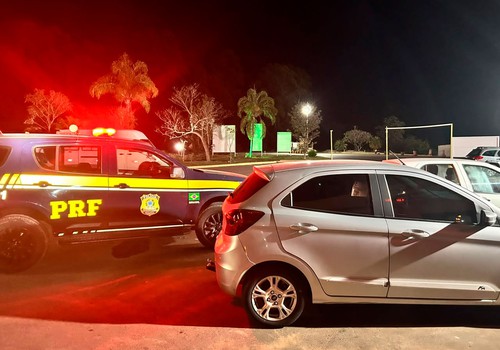 PRF encontra cocaína e crack em carro clonado e prende jovem após perseguição na BR365