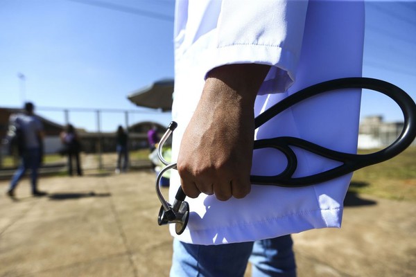 Governo terá novo programa de oferta de médicos em regiões distantes