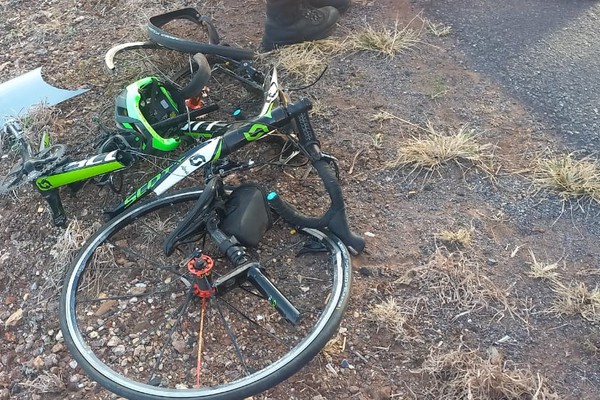 Pai e filho ficam feridos após serem atingidos por carreta na BR-146, em Araxá