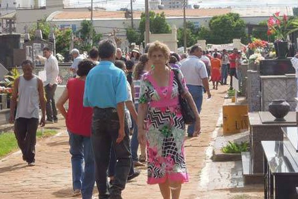 Celebração de Finados leva milhares de pessoas aos cemitérios de Patos de Minas
