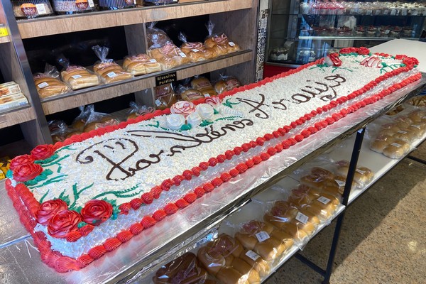 Padaria e Pizzaria Araújo celebra cinco anos com bolo para clientes e colaboradores, em Patos de Minas