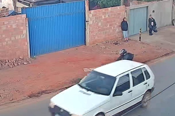 Video mostra motorista derrubando ciclista e indo embora sem prestar socorro; ela pede ajuda para identificá-lo