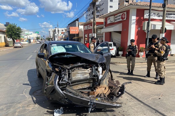 Carro invade loja e criança fica ferida em acidente no Centro de Patos de Minas