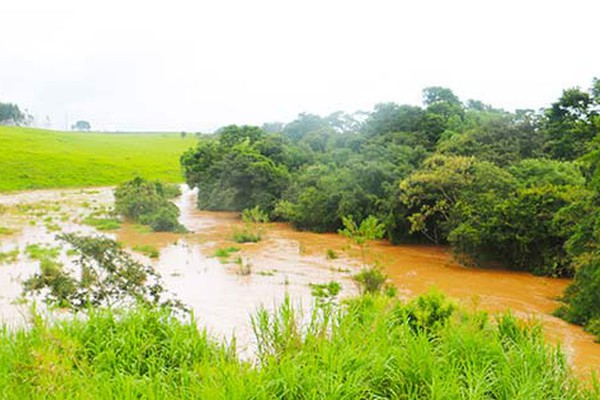  Chuvas dos últimos dias deixam Córrego Babilônia a mais de 3 metros acima do nível normal