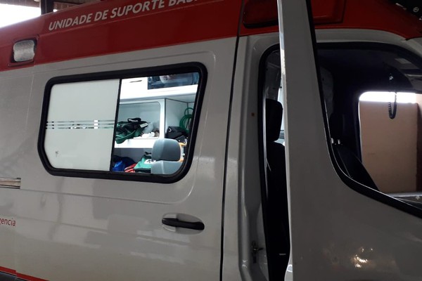 Mulher em surto psicótico quebra janela de ambulância do SAMU com facão