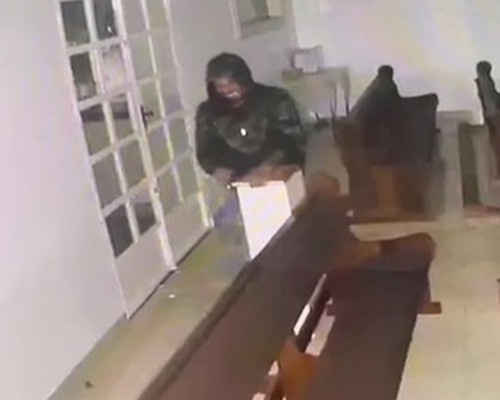 Vídeo mostra ladrão invadindo Igreja Matriz de João Pinheiro e levando o dinheiro das ofertas; veja