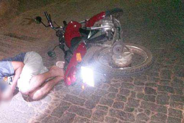 Cansado de empurrar moto furtada, ladrão embriagado cai no sono e é preso pela Polícia