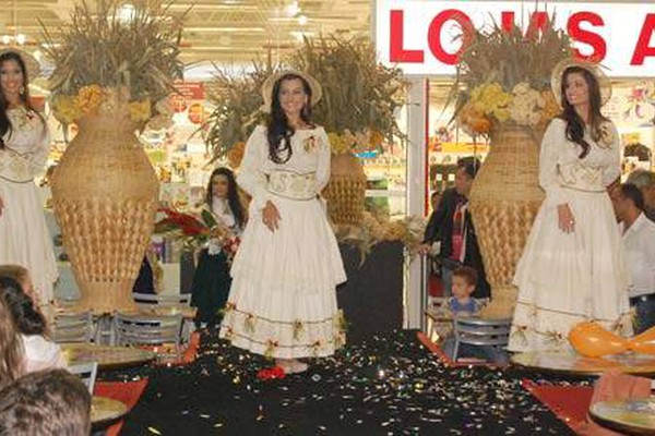 Candidatas ao título de rainha do milho se apresentam no Pátio Central Shopping