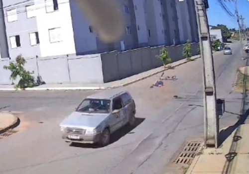 Imagens mostram o momento em que ciclista é violentamente atingido por carro; ele não resistiu aos ferimentos