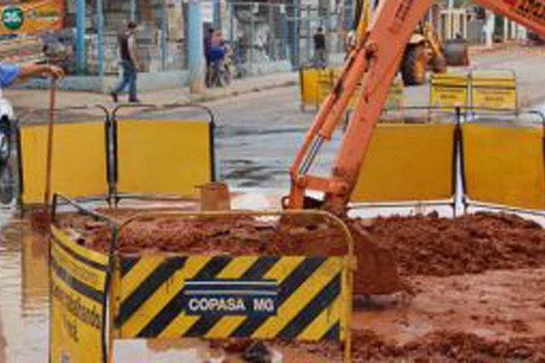 Justiça condena Prefeitura e Copasa a pagarem indenização por cratera em rua de Patos de Minas