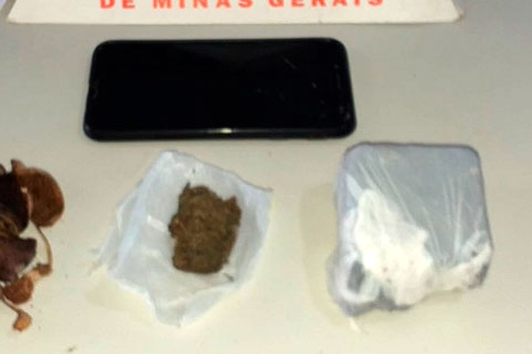 Jovem é preso com cogumelos e maconha ao ser flagrado pegando droga em pasto de São Gotardo